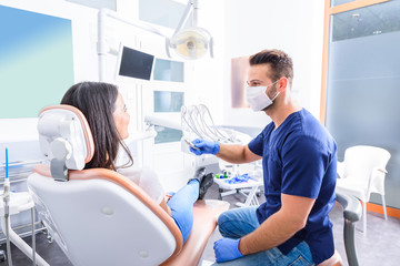 Cirugía dental y maxilofacial - Cirujano y patiente