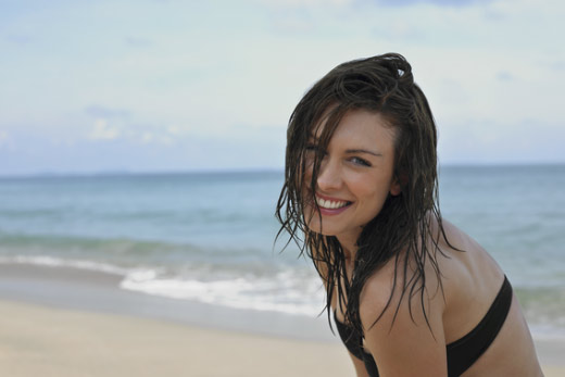 Una hermosa mujer en una playa de México.